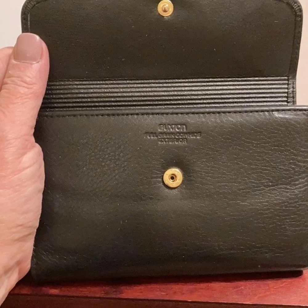Buxton women’s black leather multiple compartment wallet